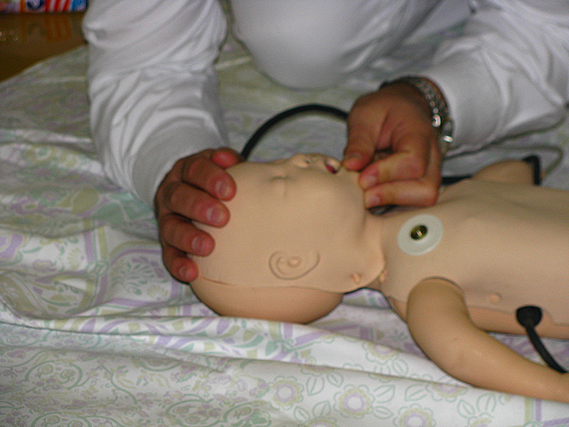 TPO postopek - fiksiranje glave, sproščanje dihalnih poti, pregled ust - dojenček
