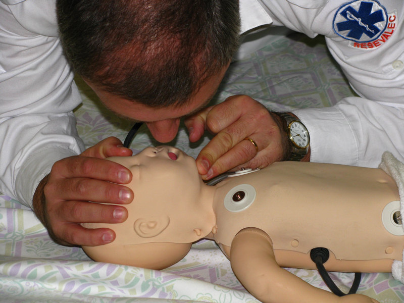 Umetno dihanje položaj pred vpihom pri dojenčku
