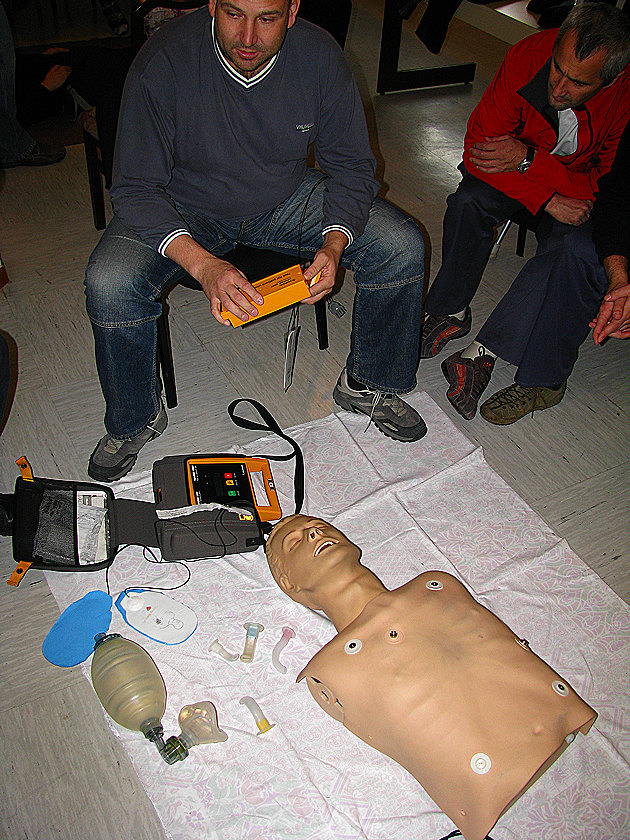 Oživljanje s polavtomatskim defibrilatorjem
